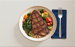Filete de ternera a la sartén con arroz integral, verduras y espinacas
